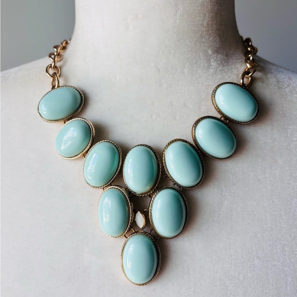 Vintage Gold Tone Mint Cabochon Necklace 16” plus 2 1/2” Extendable Chain